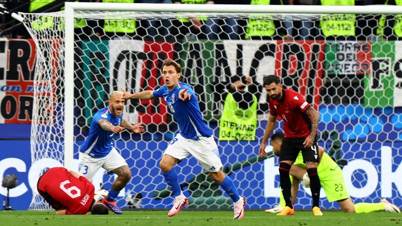Barella bags it for 2-1 in the first half (©REUTERS/Bernadett Szabo)